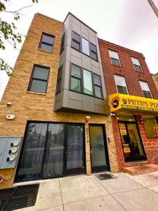 费城Charming 3BR 2BA with Private Patio的城市街道上的一座建筑,有商店