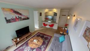 an overhead view of a living room with a couch and a table at Apartamento cómodo tranquilo Providencia in Santiago