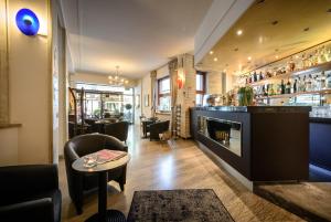 un restaurante con un bar con mesa y sillas en Hotel Corona en Tirano