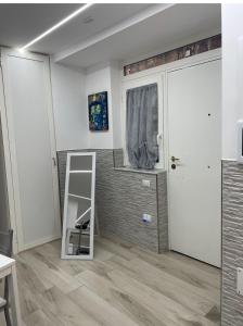 Zimmer mit weißen Wänden, einem Spiegel und einer Leiter in der Unterkunft Metro Stazione-Museo 500 m-Appartamento Centrale ed Elegante Dimora De Curtis in Neapel
