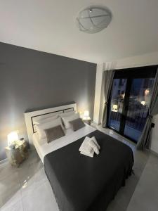 una camera da letto con un grande letto con due asciugamani di Veronica Center Room a Valencia