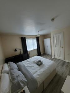 um quarto com uma cama com um saco em Firedrake Croft em Parkside