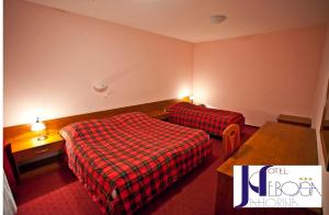 Łóżko lub łóżka w pokoju w obiekcie Hotel Nebojša Jahorina