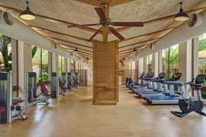 un gimnasio con una fila de cintas de correr y máquinas en Sheraton Shenzhou Peninsula Resort, en Wanning