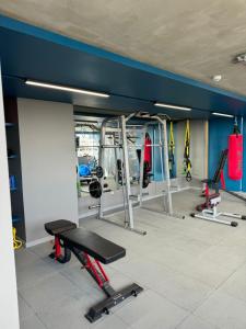un gimnasio con varias cintas de correr y máquinas cardiovasculares en VIVE ALTO REÑACA, en Viña del Mar