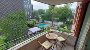 a balcony with a table and chairs and a window at Apartamento cómodo tranquilo Providencia in Santiago