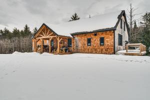 Cabaña de madera en la nieve con suelo cubierto de nieve en Maine Home with Private Hot Tub and ATV Trail Access!, 