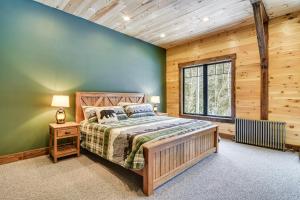 1 dormitorio con cama y ventana en Maine Home with Private Hot Tub and ATV Trail Access!, 