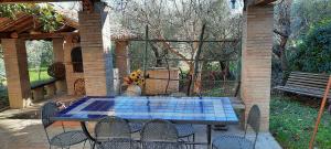 einen blauen Tisch und Stühle auf einer Terrasse in der Unterkunft Affittacamere DANIELA in Castelbellino