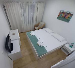 Un dormitorio con una cama con dos osos polares. en Stolac Center - Modern Apartment, en Stolac