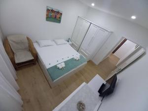 - Vistas a un dormitorio con cama y espejo en Stolac Center - Modern Apartment, en Stolac