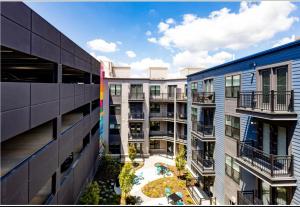 uma vista aérea de dois edifícios de apartamentos com um pátio em Charming 2BR 2BA Retreat near Downtown Cincinnati em Cincinnati