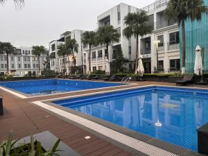 einem großen Pool vor einem Gebäude in der Unterkunft Princess Luxury Villa 6 Bedroom Hanoi in Hanoi