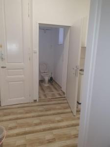 uma casa de banho vazia com WC num quarto em Ferienwohnung Schlössel 10/16 em Viena