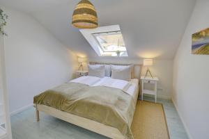 a bedroom with a bed and a skylight at fewo1846 - Duenengras - elegante Maisonettewohnung mit 3 Schlafzimmern und Balkon in Schausende