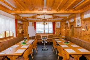 A restaurant or other place to eat at Almidylle Sabathy