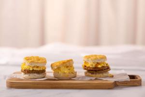 tres sándwiches sentados en una tabla de cortar de madera en Drury Inn & Suites Atlanta Morrow, en Morrow