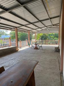 een grote patio met een houten tafel op een terras bij Hotel Pacific Surf Tunco Beach best Room Surf City in La Libertad