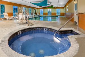 una piscina en medio de una habitación de hotel en Holiday Inn Express & Suites Dallas Fair Park, an IHG Hotel, en Dallas