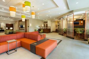un vestíbulo de un hotel con sofás y mesas naranjas en Drury Inn & Suites Mt. Vernon, en Mount Vernon