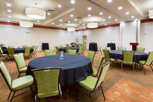 una sala de conferencias con mesas y sillas. en Drury Inn & Suites Mt. Vernon en Mount Vernon