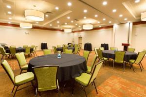 una sala de conferencias con mesas y sillas. en Drury Inn & Suites Phoenix Tempe, en Tempe