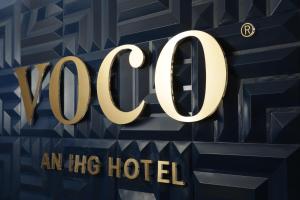 een close-up van het logo van een hotel bij voco Saltillo Suites, an IHG Hotel in Saltillo