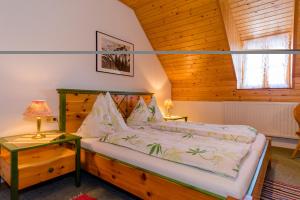 a bedroom with a bed and a wooden ceiling at Almidylle Sabathy in Obdach