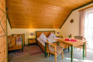 Obdach的住宿－Almidylle Sabathy，一间卧室设有一张床和木制天花板