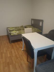 Habitación con cama, mesa, mesa y sillas. en Ferienwohnung Schlössel 10/16, en Viena