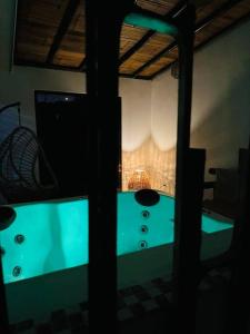 Zimmer mit Blick auf ein Zimmer mit Badewanne in der Unterkunft Casa Bambohemia in Miravalles