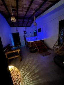 sala de estar con iluminación azul y piano en Casa Bambohemia, en Miravalles