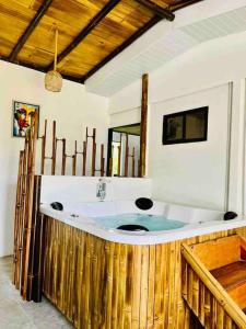 ein Bad mit einer Badewanne in einem Zimmer in der Unterkunft Casa Bambohemia in Miravalles