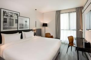突尼斯Radisson Hotel Tunis, City Center的酒店房间里的一张白色大床
