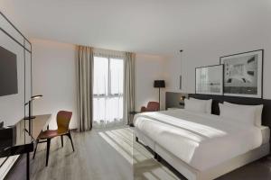 突尼斯Radisson Hotel Tunis, City Center的配有一张大床和一张书桌的酒店房间