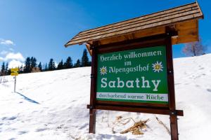 ein Schild im Schnee auf einem schneebedeckten Hang in der Unterkunft Almidylle Sabathy in Obdach