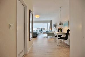 ein Wohnzimmer mit einem Tisch und einem Esszimmer in der Unterkunft Am Kardohr 3 Am Kardohr 3 Beachway Appartement 12 in Timmendorfer Strand