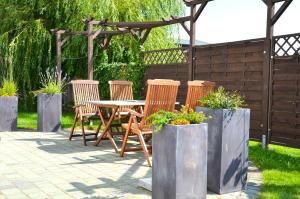 a patio with a table and chairs and a pergola at Ferienhaus Lütt Eiland in Polchow