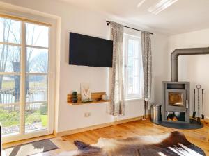 TV a/nebo společenská místnost v ubytování Hofgut Bisdamitz - Ferienhaus "Alte Mühle"