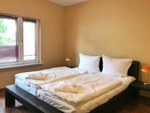 ザスニッツにあるFerienhaus Franzyのベッドルーム1室(大型ベッド1台、白いシーツ、枕付)