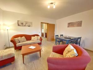 ein Wohnzimmer mit 2 Sofas und einem Tisch in der Unterkunft Landpension Dubnitz - Ferienwohnung 1 in Sassnitz