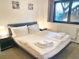 ein Schlafzimmer mit einem Bett mit Handtüchern darauf in der Unterkunft Landpension Dubnitz - Ferienwohnung 1 in Sassnitz