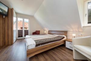 1 dormitorio con cama grande y ventana grande en Ferienhaus Leuchtturmblick, en Glowe