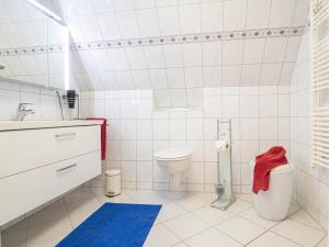 ブレーゲにあるFerienwohnung Meeresrauschenの白いバスルーム(トイレ、シンク付)