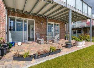 eine Terrasse mit Topfpflanzen auf einem Backsteingebäude in der Unterkunft Hafenresidenz Lauterbach - Ferienwohnung Columbus in Lauterbach