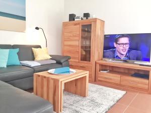 TV a/nebo společenská místnost v ubytování Kurparkcarree - Ferienwohnung "Amber"