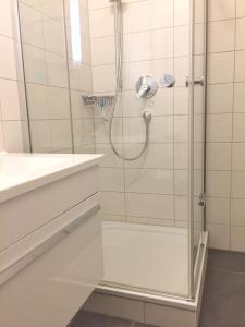 eine Dusche mit Glastür im Bad in der Unterkunft Kurparkcarree - Ferienwohnung "Amber" in Juliusruh