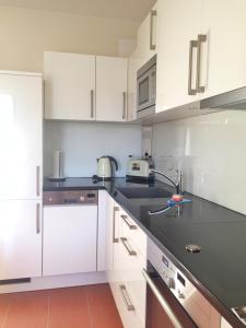 Kuchyň nebo kuchyňský kout v ubytování Kurparkcarree - Ferienwohnung "Amber" + 14 fotografií