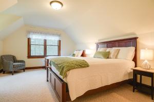 Un dormitorio con una cama grande y una ventana en Spacious Ronks Getaway with Deck and Grill!, en Ronks