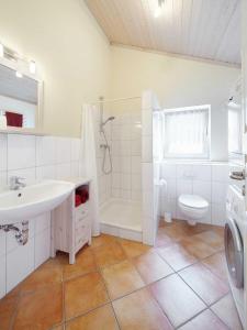 ニーンドルフにある_BIR16_ Villa Bullerbueのバスルーム(シンク、シャワー、トイレ付)